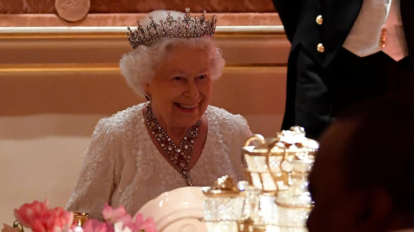 Königin Elizabeth II. bei einem Dinner im Buckingham-Palast: Eine Knoblauchfahne hatte danach wohl niemand.