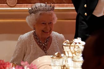 Königin Elizabeth II. bei einem Dinner im Buckingham-Palast: Eine Knoblauchfahne hatte danach wohl niemand.