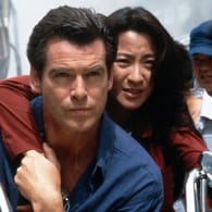 Pierce Brosnan und Michelle Yeoh: 1997 standen sie gemeinsam für "Der Morgen stirbt nie" vor der Kamera.