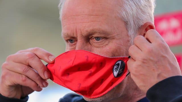 Freiburgs Trainer Christian Streich vermisst in der Corona-Krise die Fans. Freiburgs Trainer Christian Streich vermisst in der Corona-Krise die Fans.