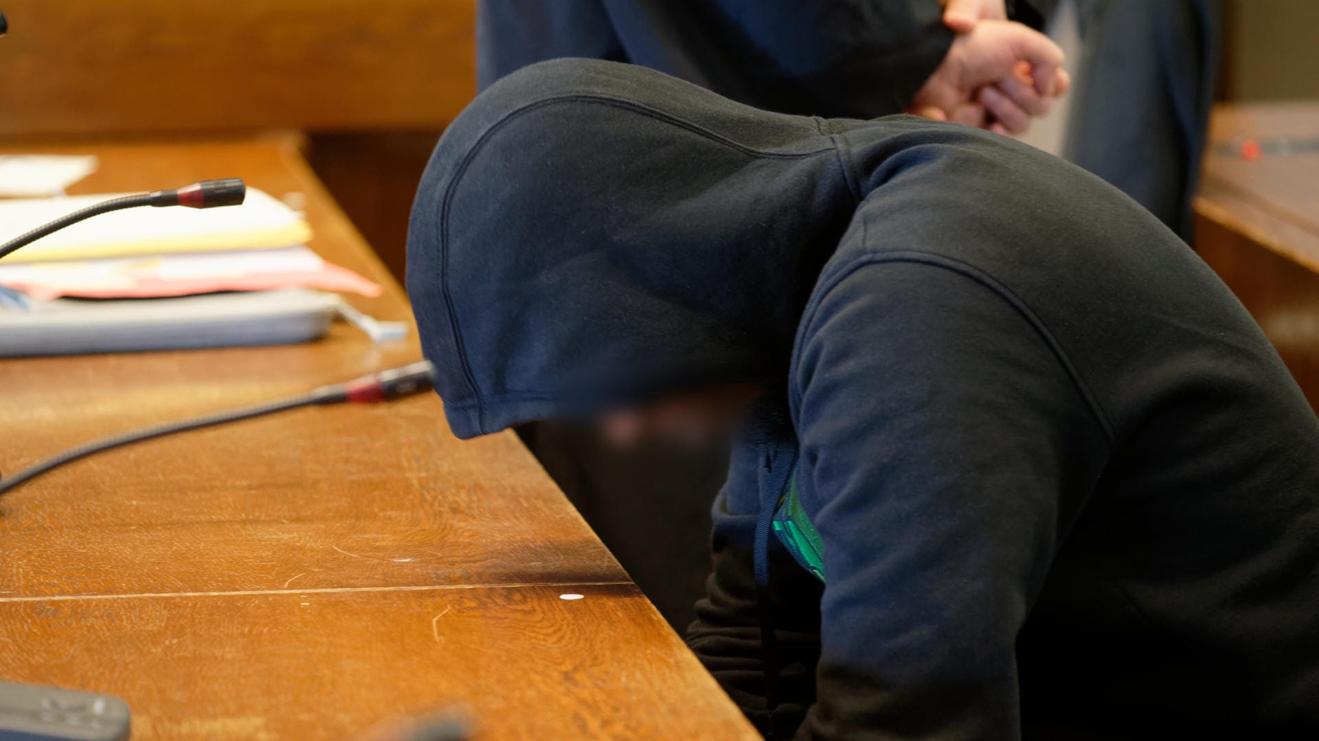 Der Angeklagte sitzt auf der Anklagebank in Köln: Der 24-Jährige soll einen 25-Jährigen erstochen haben. Der Angeklagte sitzt auf der Anklagebank in Köln: Der 24-Jährige soll einen 25-Jährigen erstochen haben.