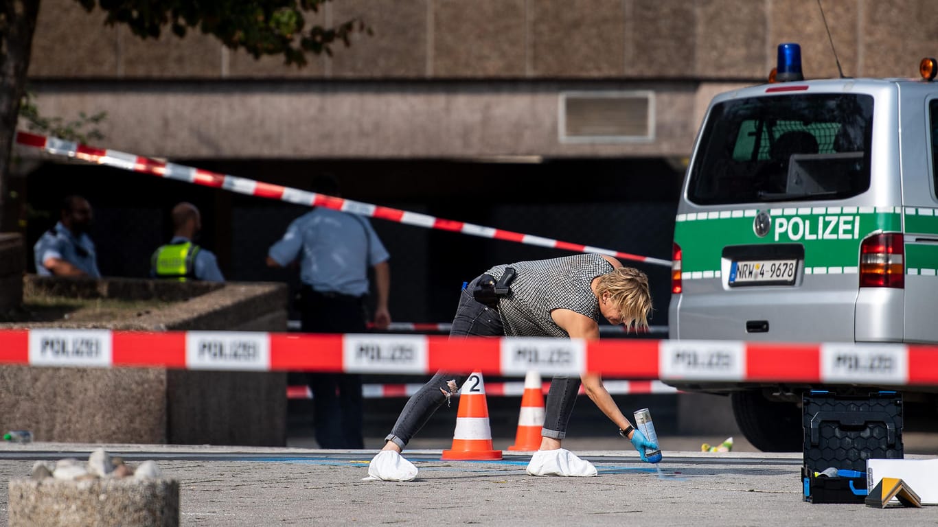 Eine Polizistin sichert Spuren auf dem Kölner Ebertplatz: Dort hat es im August 2019 einen tödlichen Streit gegeben.