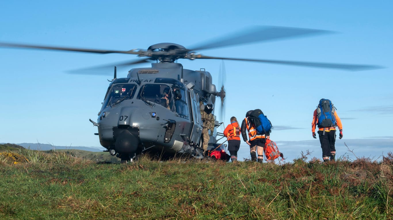 Rettungshelfer im Kahurangi-Nationalpark: Eine Suchaktion mit Hubschrauber nach einem vermissten Wanderer-Paar hatte nun Erfolg.