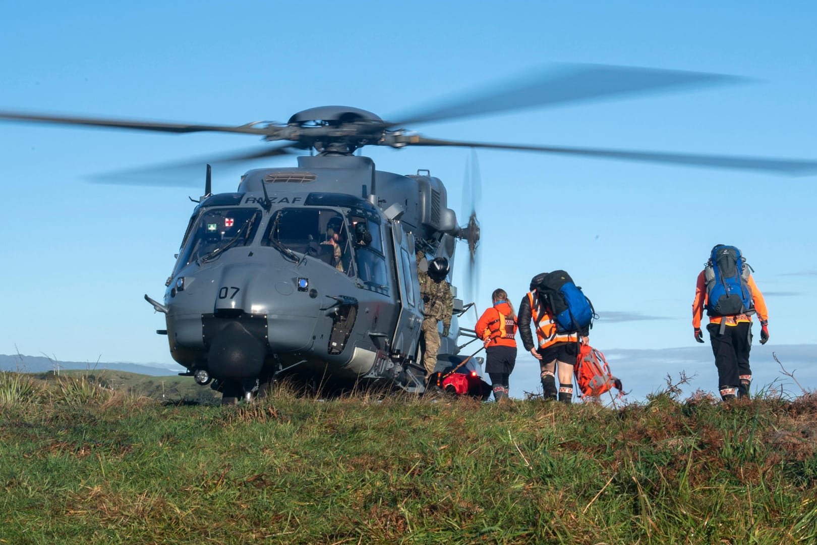 Rettungshelfer im Kahurangi-Nationalpark: Eine Suchaktion mit Hubschrauber nach einem vermissten Wanderer-Paar hatte nun Erfolg.