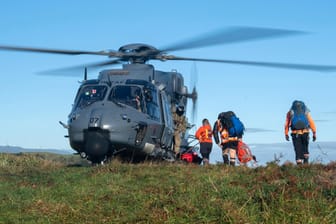 Rettungshelfer im Kahurangi-Nationalpark: Eine Suchaktion mit Hubschrauber nach einem vermissten Wanderer-Paar hatte nun Erfolg.