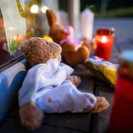 Stofftiere und Kerzen vor der Kita in Viersen: Eine Erzieherin steht unter Verdacht, ein Mädchen getötet zu haben.