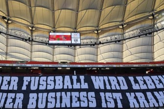 Ein Banner der VfB-Fans mit der Aufschrift: "Der Fußball wird leben, euer Business ist krank!"