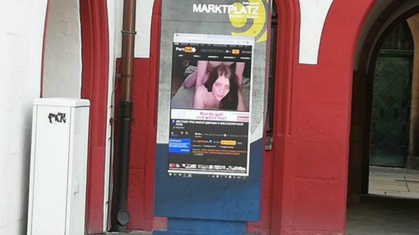 Viel Bewegung auf der Infostele: Auf dem Bildschirm der Stadt Chemnitz am Marktplatz lief am Donnerstag ein Pornoprogramm.