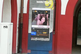 Viel Bewegung auf der Infostele: Auf dem Bildschirm der Stadt Chemnitz am Marktplatz lief am Donnerstag ein Pornoprogramm.