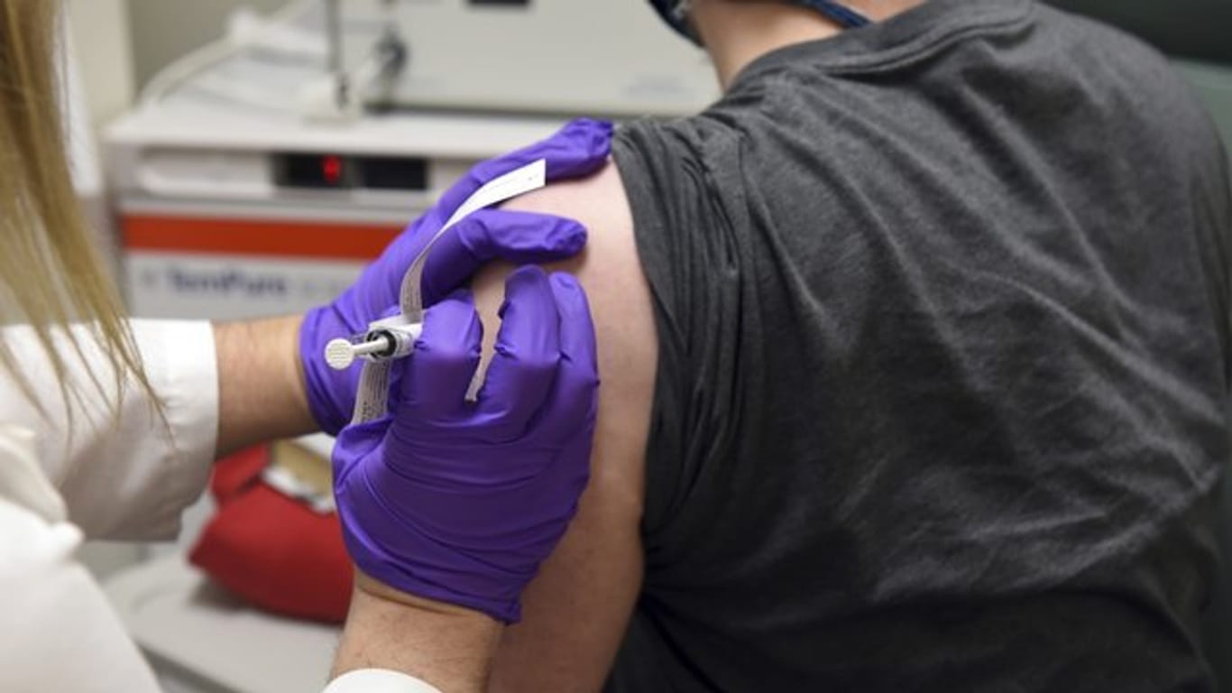 Teilnehmer an Studie eines möglichen Corona-Impfstoffs erhält Injektion.