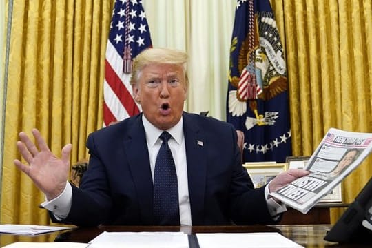 US-Präsident Donald Trump zeigt im Oval Office das Titelblatt der Zeitung "New York Post" mit dem Titel "Ministry of Tweet" ("Ministerium des Tweets").