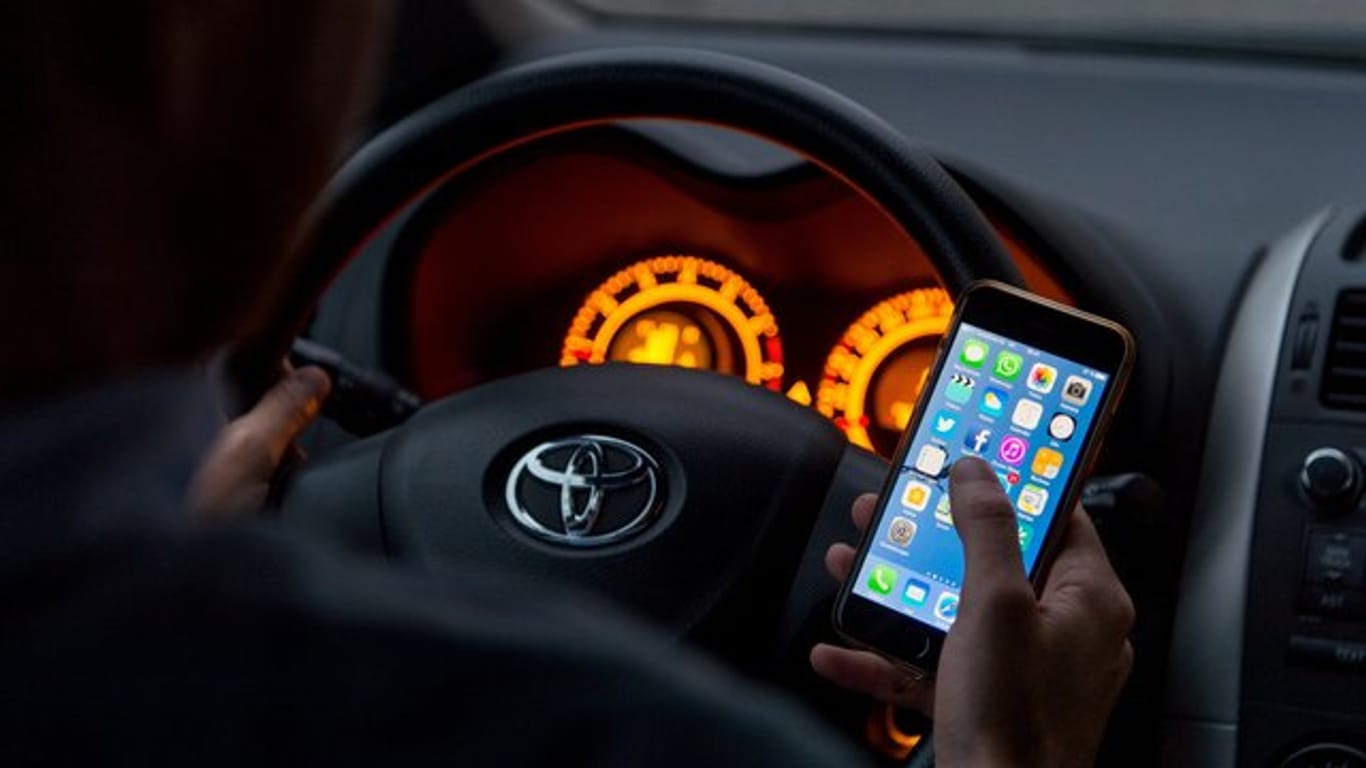 Handy am Steuer: Elektronische Geräte dürfen Autofahrer während der Fahrt nicht in die Hand nehmen.