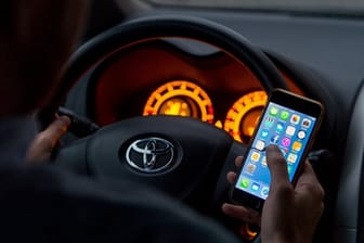 Handy am Steuer: Elektronische Geräte dürfen Autofahrer während der Fahrt nicht in die Hand nehmen.