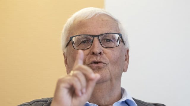 Der ehemalige DFB-Präsident Theo Zwanziger fordert vom DFB eine intensive und zielgerichtete Aufklärung der Sommermärchen-Affäre. Der ehemalige DFB-Präsident Theo Zwanziger fordert vom DFB eine intensive und zielgerichtete Aufklärung der Sommermärchen-Affäre.