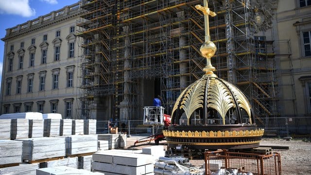 Die Laterne mit dem Kreuz für die Kuppel steht auf der Baustelle des Berliner Stadtschloss: Das Symbol ist nicht unumstritten.