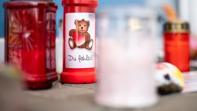 Grablichter stehen vor der städtischen Kindertagesstätte "Steinkreis" in Viersen. Grablichter stehen vor der städtischen Kindertagesstätte "Steinkreis" in Viersen.
