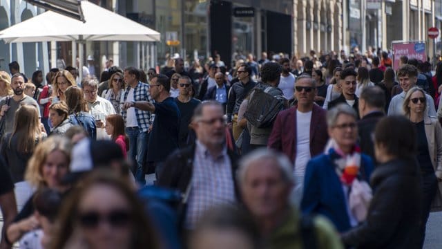 Durch die Lockerungen der Corona-Beschränkungen könnte sich die Zahl der Menschen, mit denen ein Erkrankter in Kontakt gekommen ist, wieder erhöhen. Durch die Lockerungen der Corona-Beschränkungen könnte sich die Zahl der Menschen, mit denen ein Erkrankter in Kontakt gekommen ist, wieder erhöhen.
