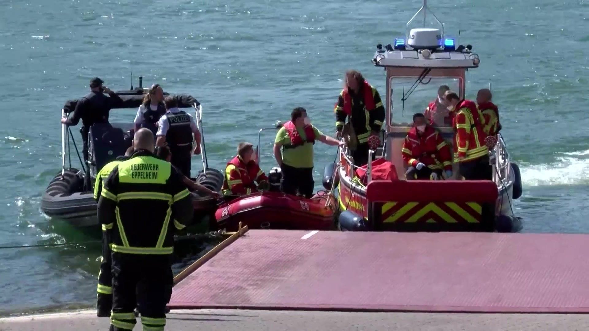 Rettungskräfte auf dem Rhein: Bei Brühl ist es auf dem Rhein zu einem tödlichen Bootsunglück gekommen. Rettungskräfte auf dem Rhein: Bei Brühl ist es auf dem Rhein zu einem tödlichen Bootsunglück gekommen.