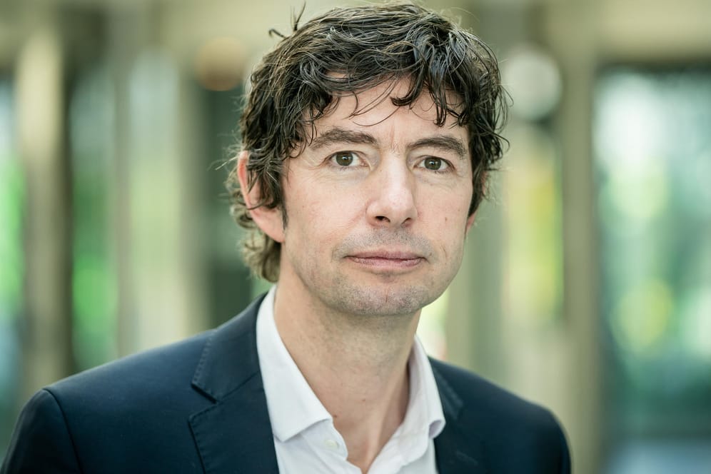 Christian Drosten: Der Virologe ist davon überzeugt, dass die schnelle Reaktion der Bundesregierung Hunderttausend Opfer verhinderte.