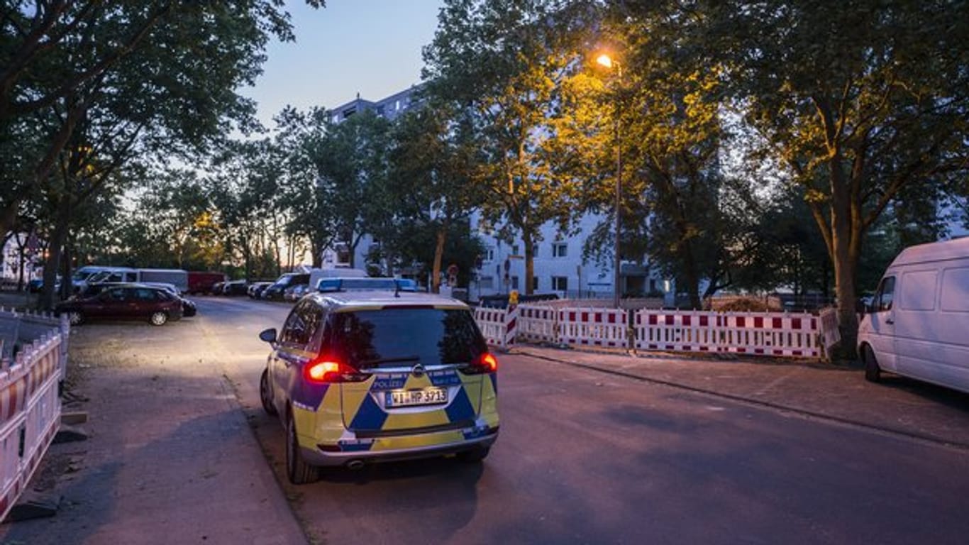 Polizisten und Feuerwehrleute wurden bei ihrem Eintreffen von der gewaltbereiten Gruppe mit Steinen beworfen.