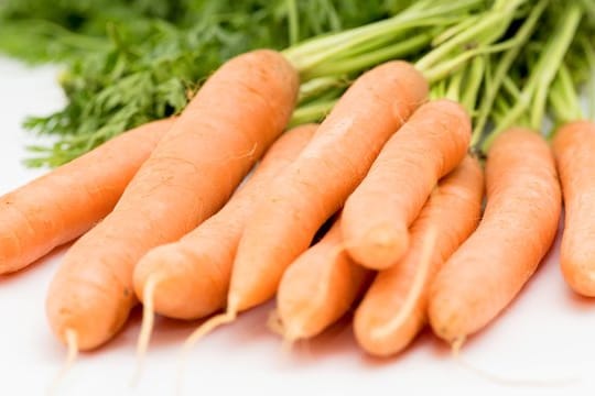 Carotinoide sorgen bei Möhren für die frische Farbe - und zählen zu den sekundären Pflanzenstoffen.