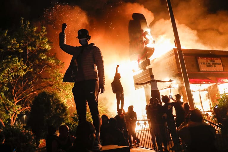 In den USA, insbesondere in Minneapolis, ist es nach der Tötung des Afroamerikaners George Floyd im Mai 2020 zu heftigen Ausschreitungen gekommen.