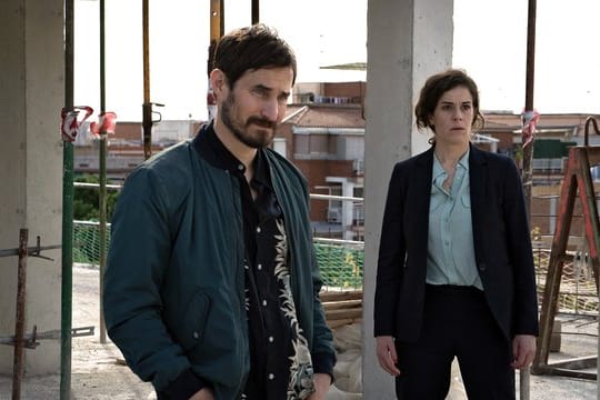 Fina Valent (Anne Schäfer) und Xavi Bonet (Clemens Schick) am Tatort.