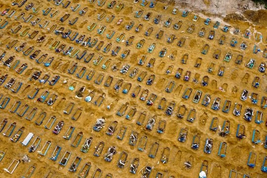 Neue Gräber auf dem Friedhof "Nossa Senhora Aparecida" in Manaus, Brasilien.