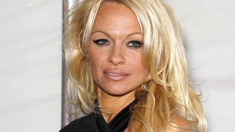 Pamela Anderson: Die Schauspielerin blickt auf ihre nur zwölf Tage andauernde Ehe zurück.