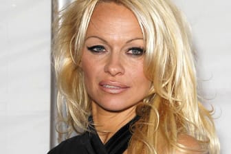 Pamela Anderson: Die Schauspielerin blickt auf ihre nur zwölf Tage andauernde Ehe zurück.