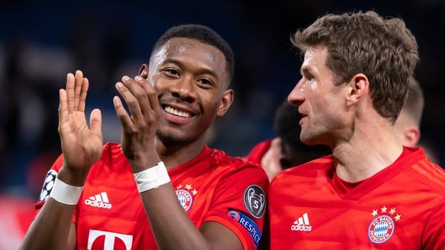 David Alaba (l) macht in der Innenverteidigung des FC Bayern einen starken Job.