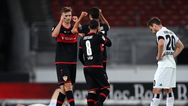 Die Stuttgarter feiern den Last-Minute-Sieg gegen den HSV. Die Stuttgarter feiern den Last-Minute-Sieg gegen den HSV.
