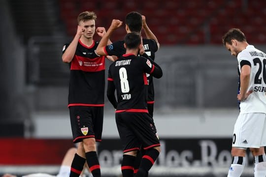 Die Stuttgarter feiern den Last-Minute-Sieg gegen den HSV.