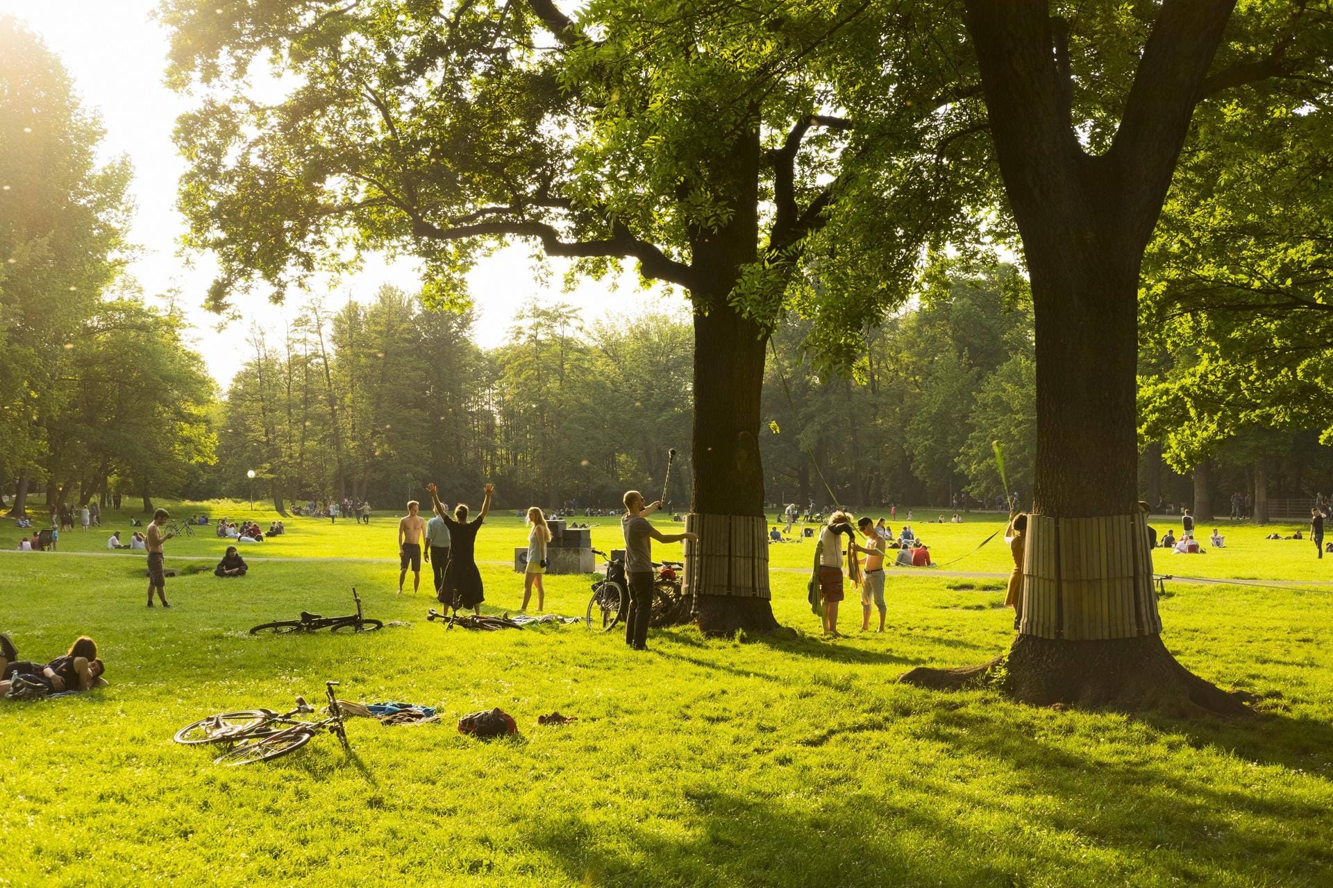 Menschen auf der Wöhrder Wiese in Nürnberg: In Bayern gilt weiterhin Kontaktverbot.