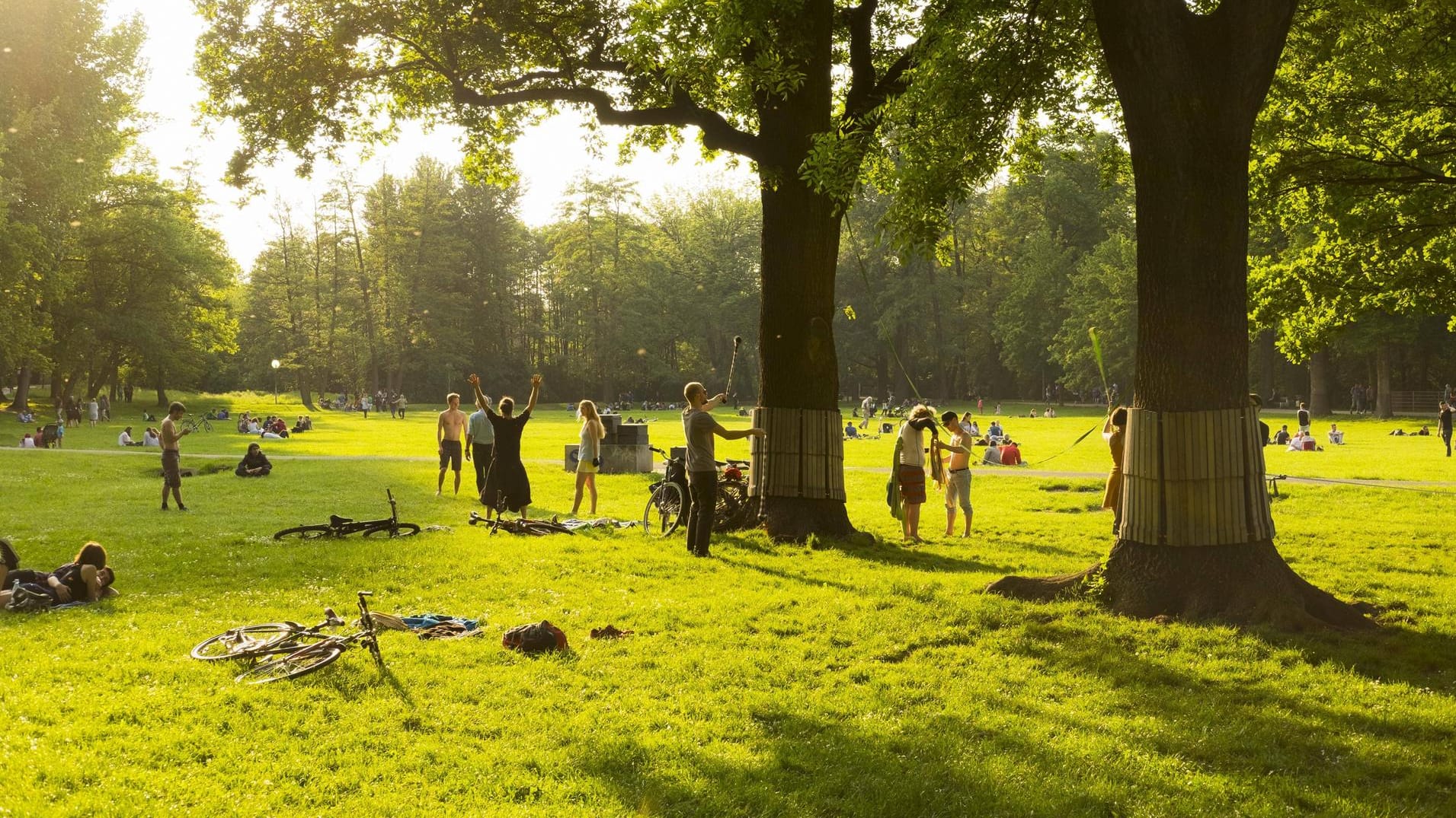 Menschen auf der Wöhrder Wiese in Nürnberg: In Bayern gilt weiterhin Kontaktverbot.