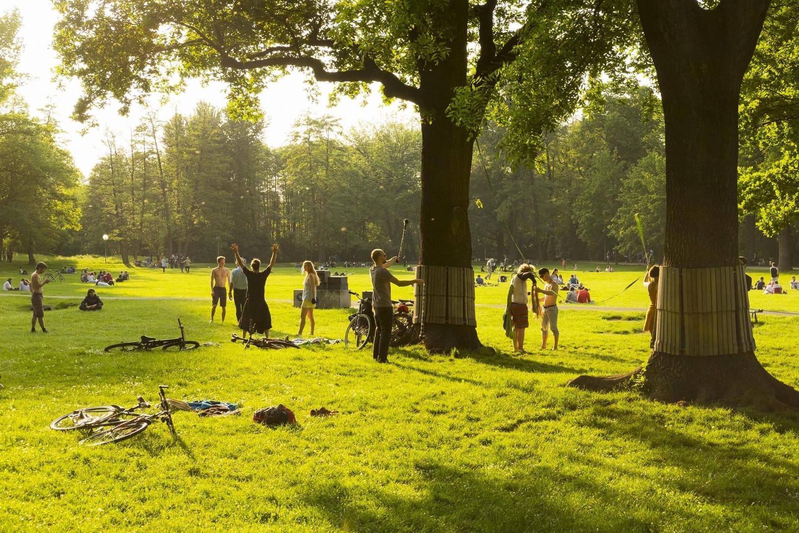 Menschen auf der Wöhrder Wiese in Nürnberg: In Bayern gilt weiterhin Kontaktverbot.