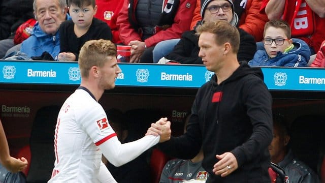 Trainer Julian Nagelsmann (r) hofft auf einen Verbleib von Timo Werner bei RB Leipzig. Trainer Julian Nagelsmann (r) hofft auf einen Verbleib von Timo Werner bei RB Leipzig.