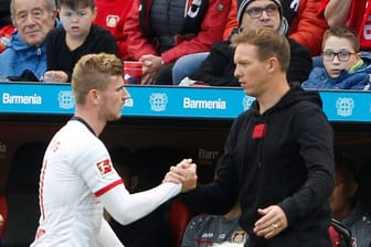 Trainer Julian Nagelsmann (r) hofft auf einen Verbleib von Timo Werner bei RB Leipzig.