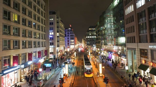 Die Friedrichstraße in Berlin: Sie könnte auch noch in der Weihnachtszeit autofrei bleiben.