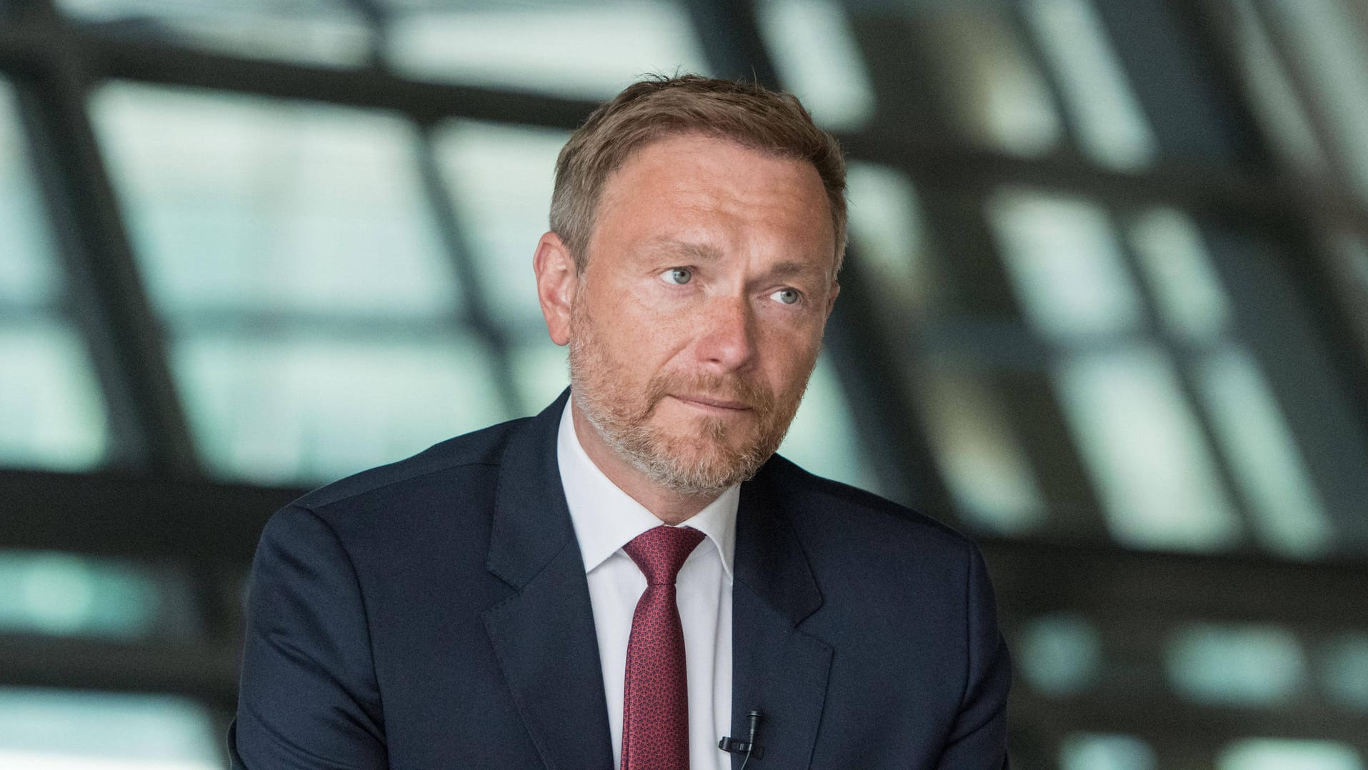 Christian Lindner: Seine Partei, die FDP, landet beim "Politbarometer" unter der Fünf-Prozent-Marke.