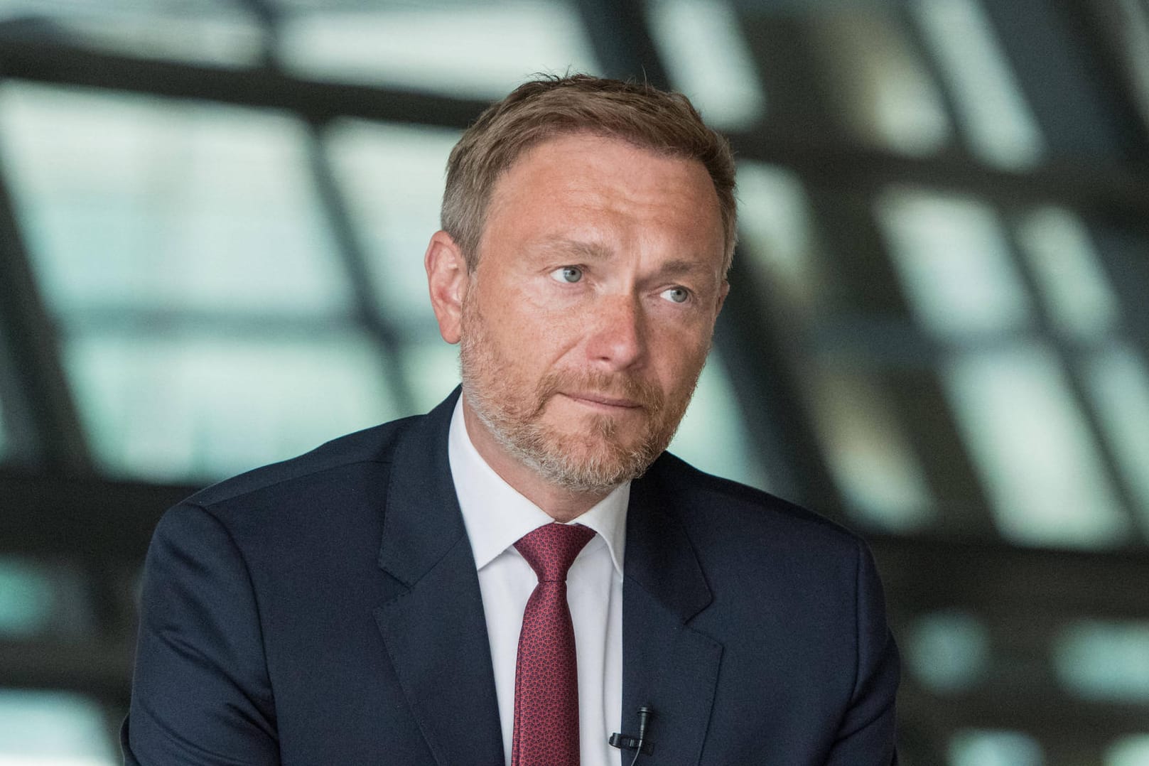 Christian Lindner: Seine Partei, die FDP, landet beim "Politbarometer" unter der Fünf-Prozent-Marke.