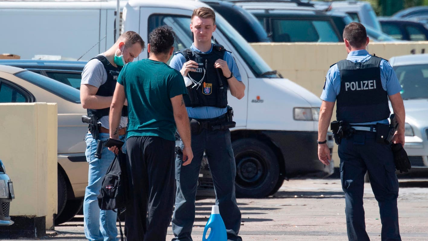 Ermittlungen am Tag danach: Polizisten befragen auf dem Parkdeck der Hochhäuser im Spessartviertel Zeugen.