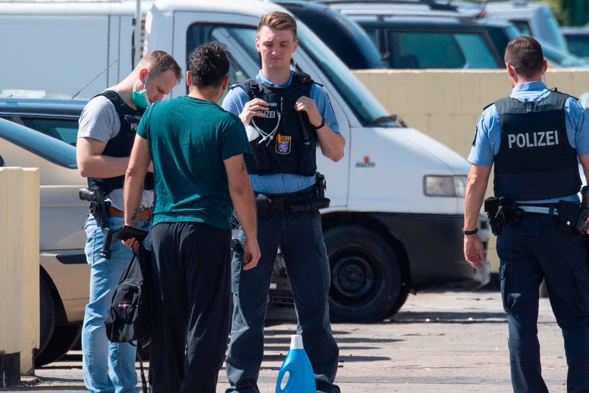 Ermittlungen am Tag danach: Polizisten befragen auf dem Parkdeck der Hochhäuser im Spessartviertel Zeugen.