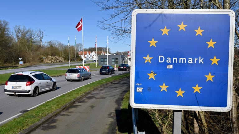 Dänemark: Autos fahren zum deutsch-dänischen Grenzübergang in Richtung Norden. Dänemark öffnet seine in der Corona-Krise geschlossenen Grenzen wieder.