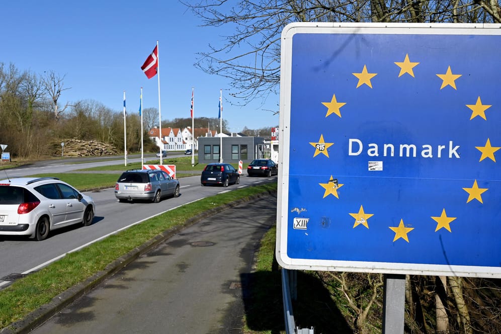 Dänemark: Autos fahren zum deutsch-dänischen Grenzübergang in Richtung Norden. Dänemark öffnet seine in der Corona-Krise geschlossenen Grenzen wieder.