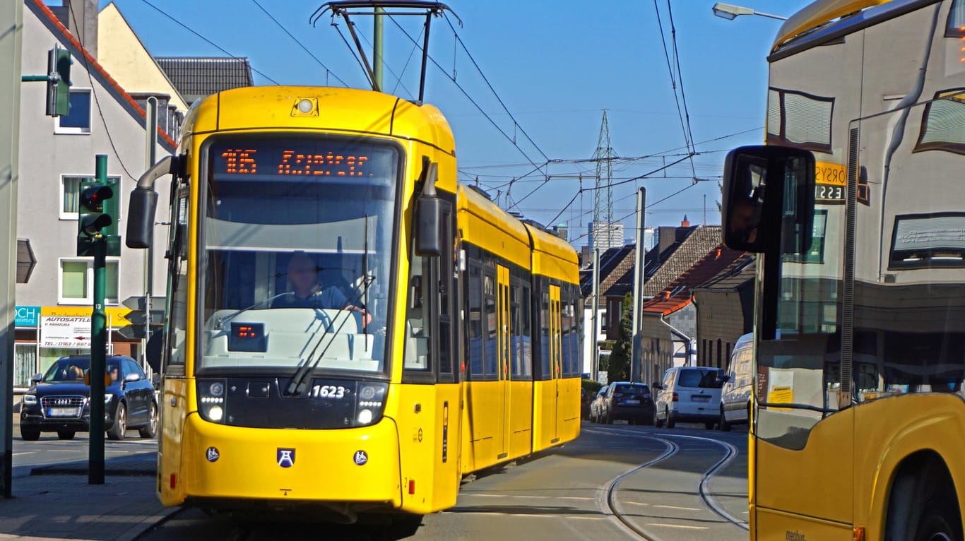 Eine Straßenbahn und ein Bus in Essen: Die Stadt plant eine neue Linie, die das Viertel Essen51 anbindet.