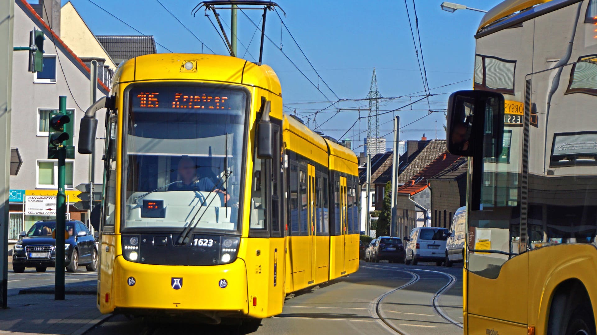 Eine Straßenbahn und ein Bus in Essen: Die Stadt plant eine neue Linie, die das Viertel Essen51 anbindet. Eine Straßenbahn und ein Bus in Essen: Die Stadt plant eine neue Linie, die das Viertel Essen51 anbindet.