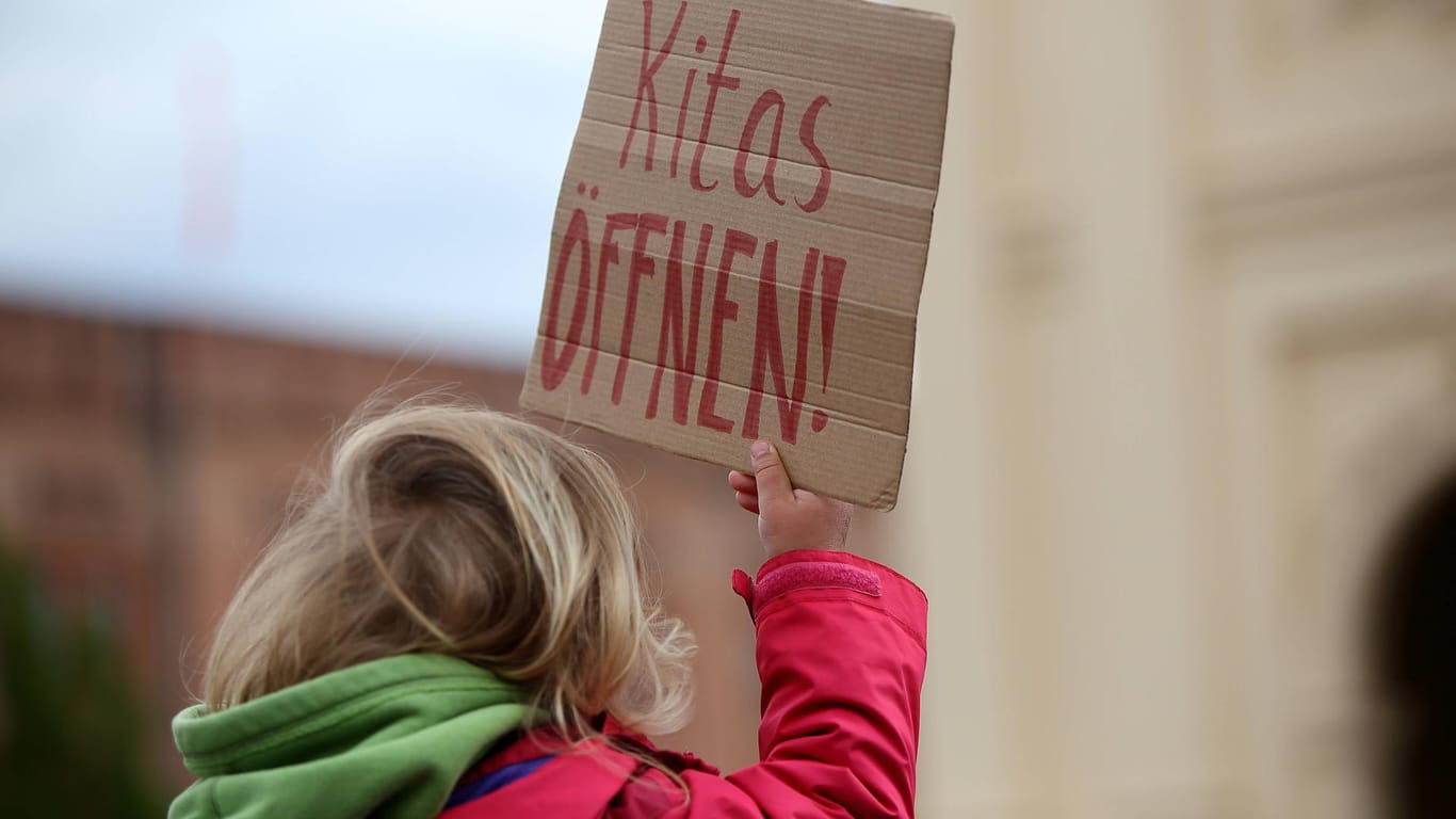 Kitas öffnen: Immer mehr Menschen demonstrieren gegen die Corona-Beschränkungen.