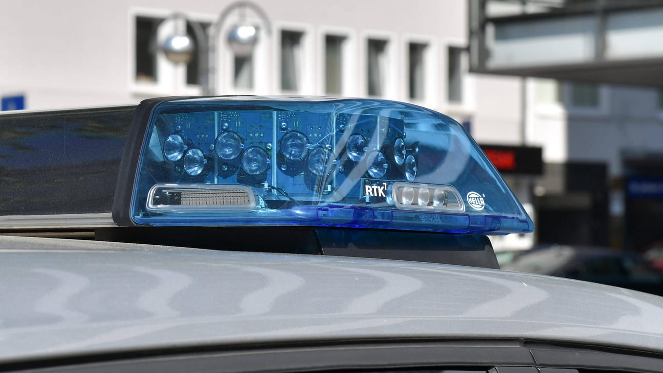 Blaulicht auf einem Einsatzfahrzeug der Polizei (Symbolbild): In Frankfurt ist eine Gruppe Jugendlicher in Gewahrsam gelandet.