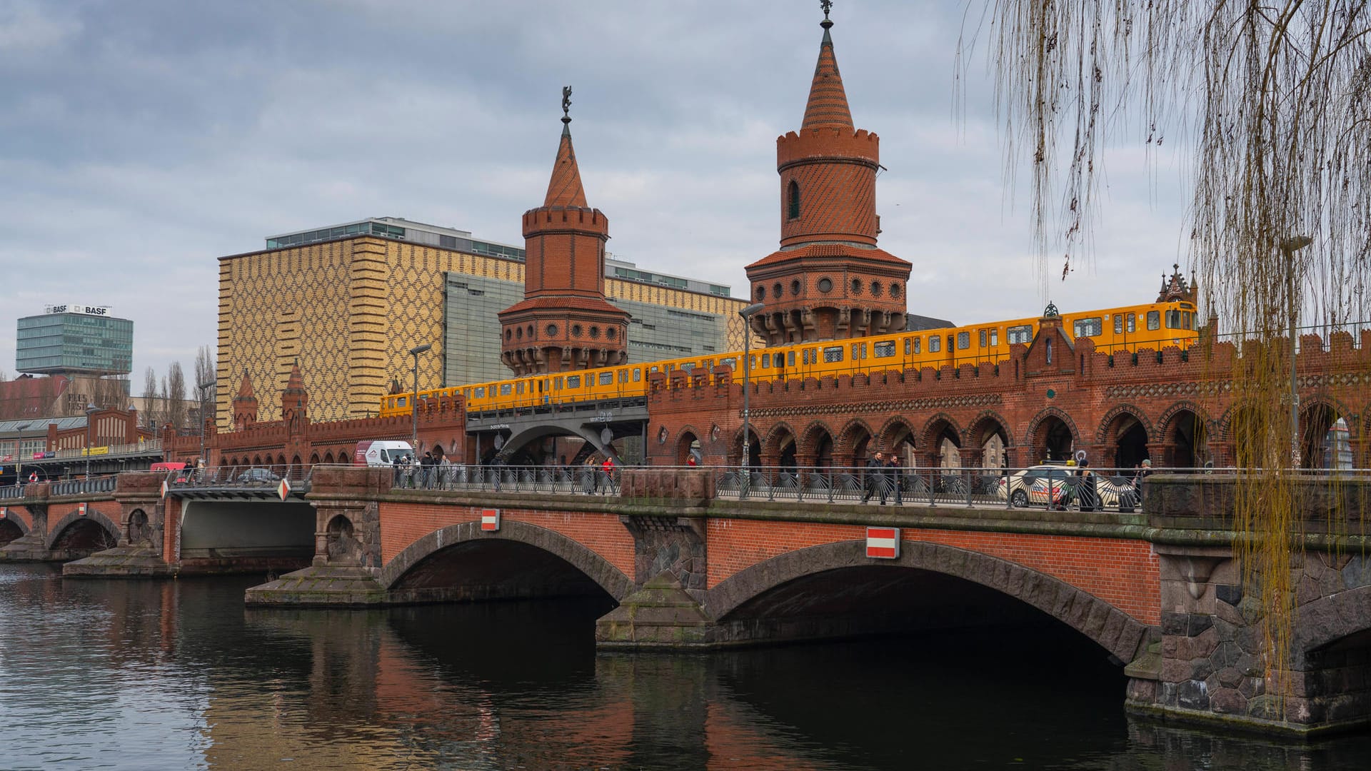 Eine U-Bahn der Linie 1 auf der Oberbaumbrücke (Symbolbild): Im Berliner Stadtteil Kreuzberg ist ein Mann vor eine einfahrende Bahn gestoßen worden und gestorben.